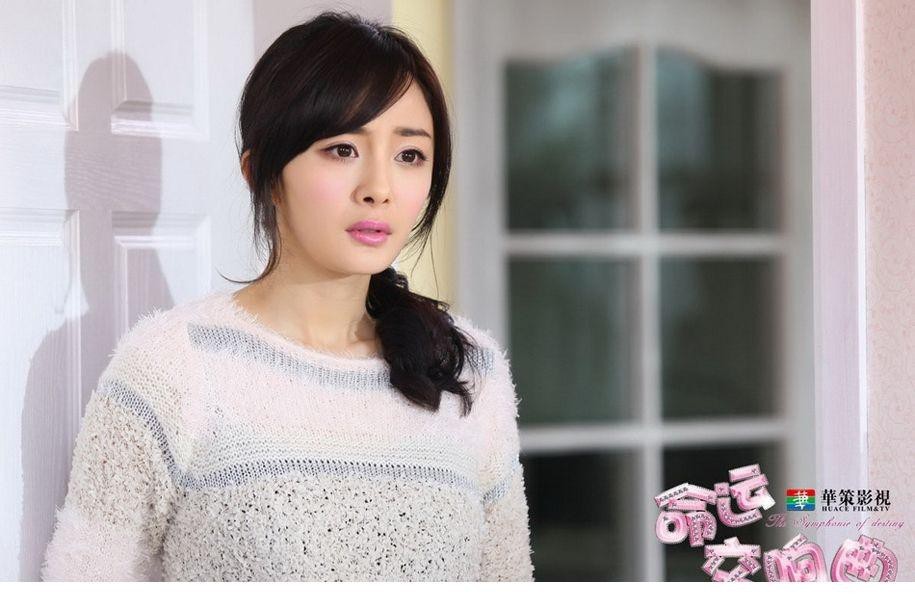 杨幂清纯转型惊艳亮相 命运交响曲谱写青春恋歌 杨幂身着学院风服装侧身回眸,眼神中流露出对未来的憧憬与一丝淡淡的忧伤